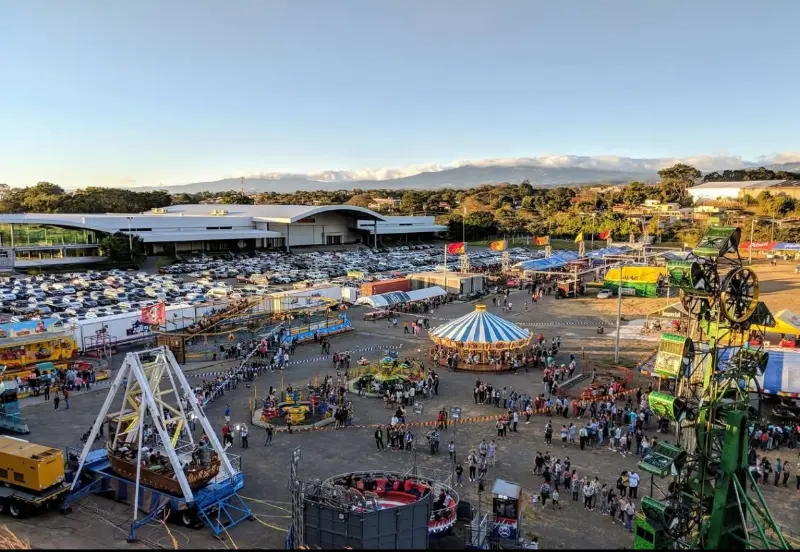 Que hacer hoy en Costa Rica: Disfrutá las tradicionales fiestas de fin y principio de año con toros, comida y diversión para toda la familia. 🎠🎉