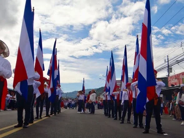Celebración de los desfiles patrios en Desamparados con desfile de faroles y desfile de independencia en el centro del cantón.